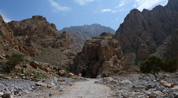 Start of the gorge with a warning sign