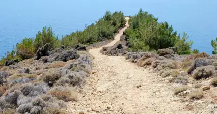 ポトス岬まで歩いて行きます