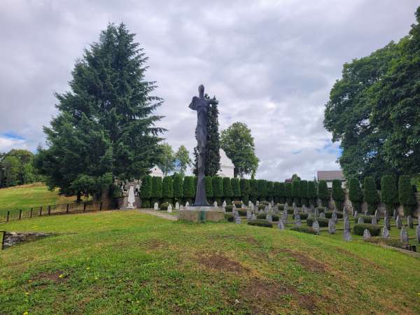 Statue à côté du monument