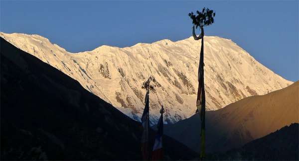 Východ slunce nad Tilicho peakem v Khang