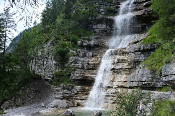 Häselgehrbach-Wasserfall von der Seite