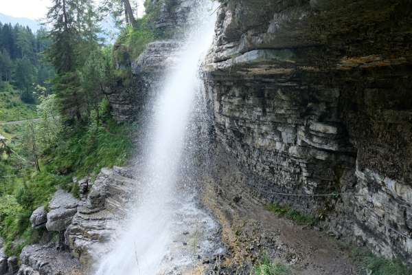 Weg hinter dem Wasserfall