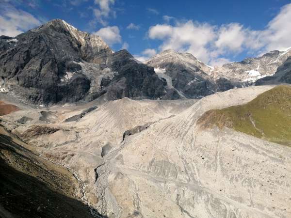 Vestiges du glacier du Suldenferner recouverts d'éboulis