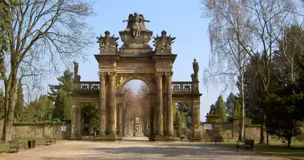 Portal do novo cemitério de Hořice