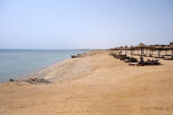 Una playa más pequeña detrás del muelle.