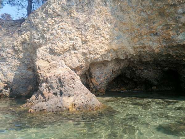 Semi-grotte dans la falaise
