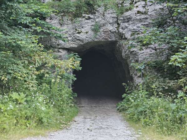 Toegang tot de tunnel onder de berg