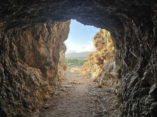 Tunnel in de rots onder de rots