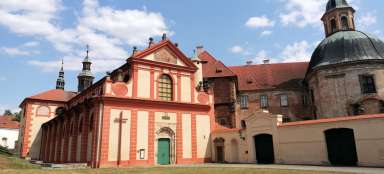 Zwiedzanie klasztoru w Plasach
