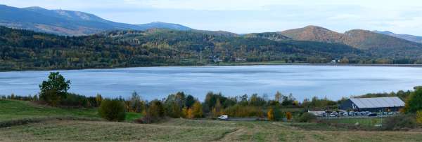Panoramisch uitzicht op het Sosnówka-meer