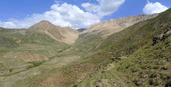 Abstieg durch das Tal zum Dorf Nava.