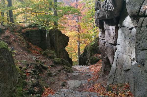 Descent through a rock gap
