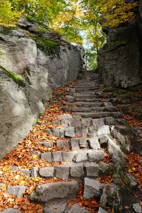 Hermosa escalera de piedra