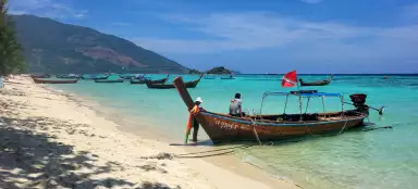 Nadar en la playa del amanecer