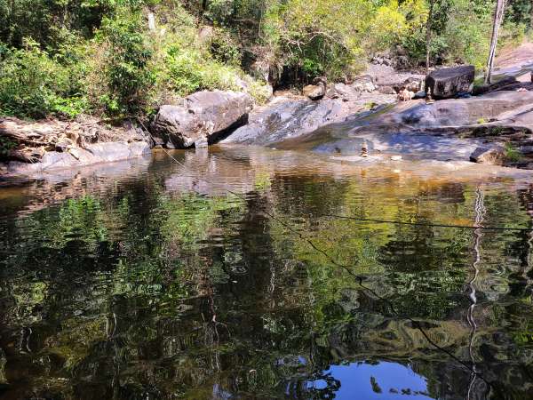Un estanque con toboganes naturales