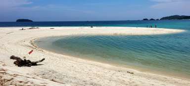 Kąpiel na głównej plaży Ko Adang