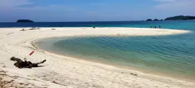 Nadar en la playa principal de Ko Adang