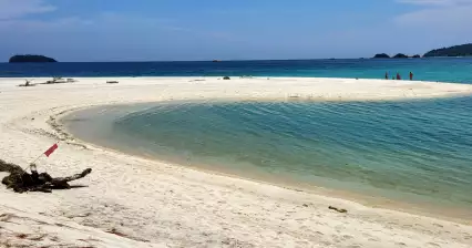 在 Ko Adang 的主要海滩游泳
