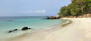 Nadar en la playa de Sanom