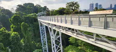 シロソ砦スカイウォークに沿って散歩