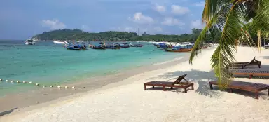 Nadar en la playa de Pattaya Ko Lipe