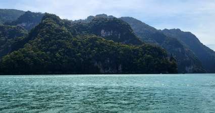 Het voeren van de adelaars in Langkawi