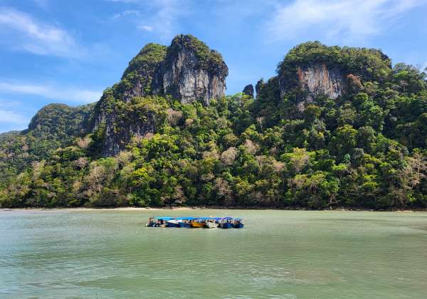 Wir fahren von Pulau Dayang Bunting ab