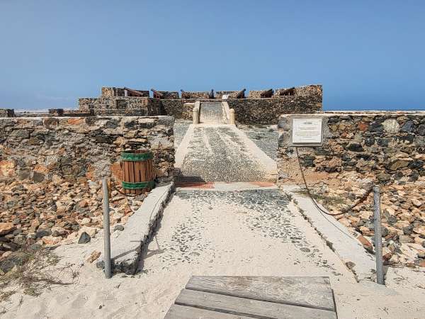 Frente a la fortaleza del Fuerte Duque de Bragança