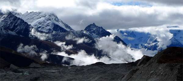 Bergen boven de Ngozumba-gletsjer