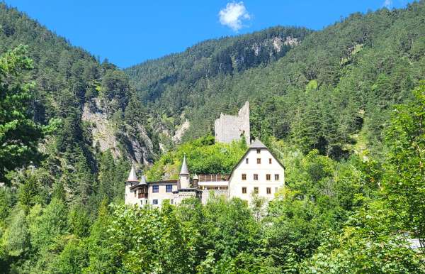 Veduta del castello di Fernstein
