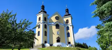 Neratov - een kerk met een glazen dak