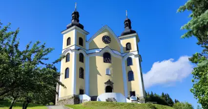Нератов — церковь со стеклянной крышей.