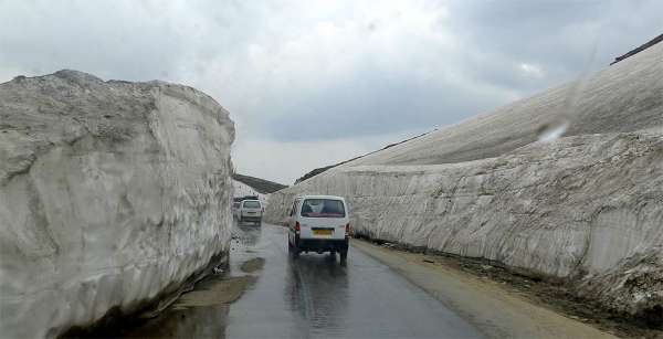 A neve flutua na passagem de Rohtang la
