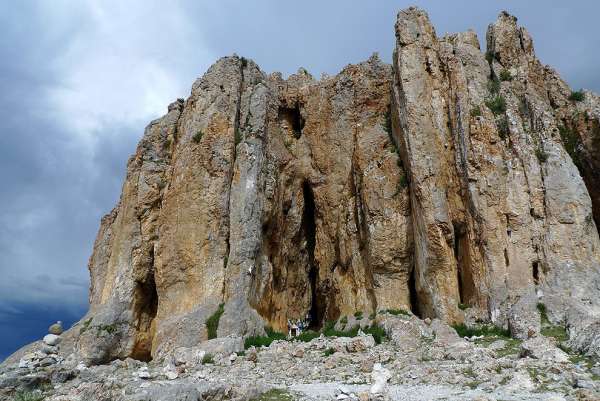 Falaise rocheuse avec grottes