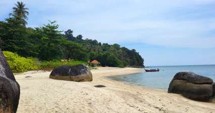 Schwimmen am Strand des Ko Adang Resorts