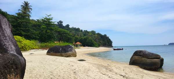 Nager à la plage du complexe de Ko Adang
