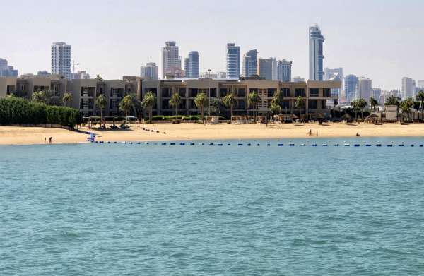 La plage de l'hôtel à distance
