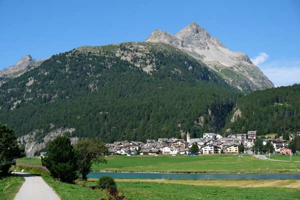 Uitzicht op Silvaplana en Piz Polaschin (3013 m)