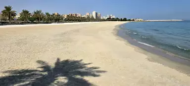 Nadar en la playa de Al-Kout
