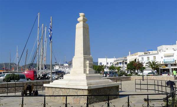 The monument in the town center 