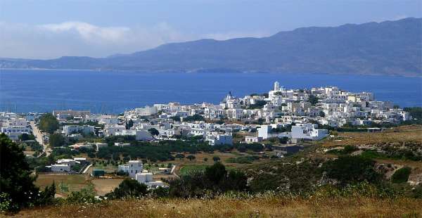 View to Adamantas from the road to Plaka