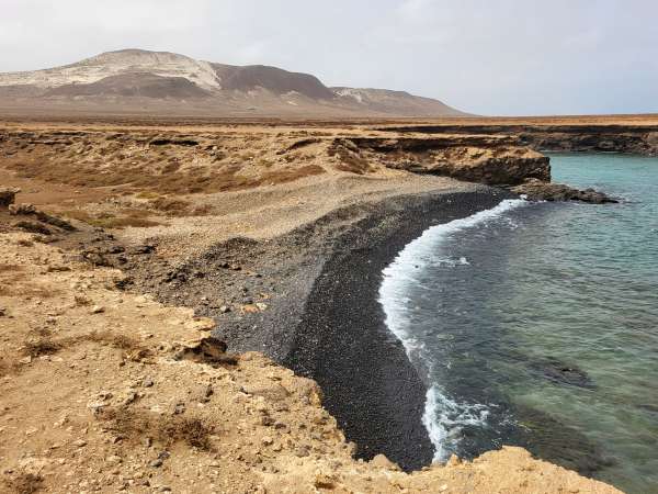 Praias vulcânicas negras