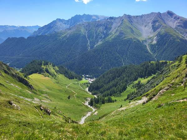 La vista dal punto panoramico su Ravaisch