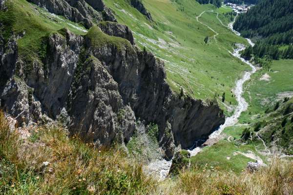 Guarda nelle profondità del burrone