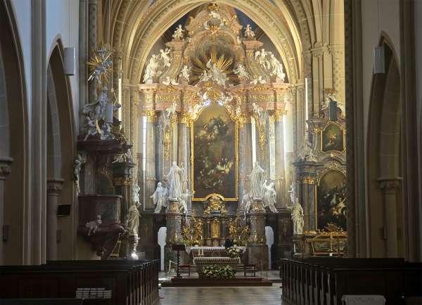 Intérieur de conte de fées de l'église