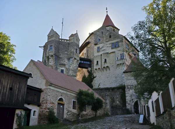 Ein vertrauter Blick auf die Burg Pernštejn