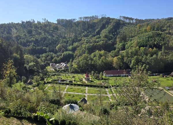 Abstieg durch den Garten
