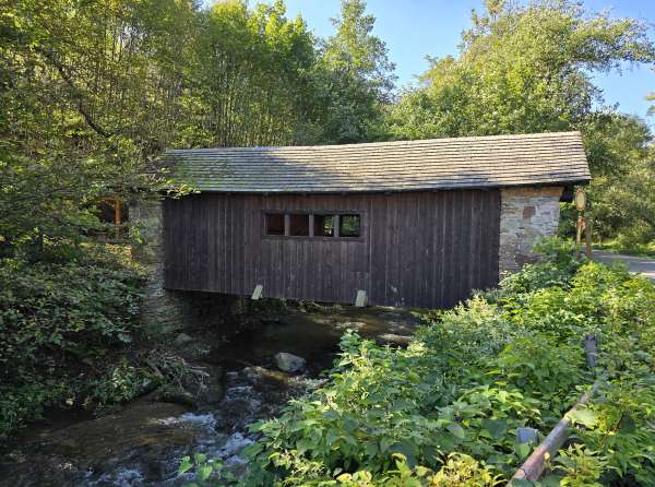 Pernštejn überdachte Holzbrücke