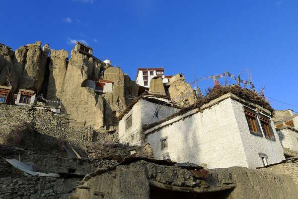 Paredes de pedra abaixo do mosteiro