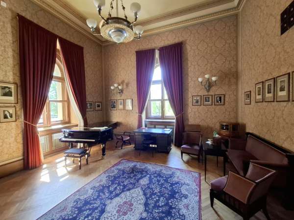 Neumann's lounge